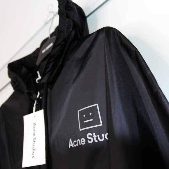 BNWT AW20 ACNE STUDIOS REFLECTIVE FACE MOTIF PONCHO S/M - Picture 4 of 15